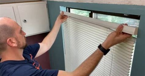 remove venetian blinds from window